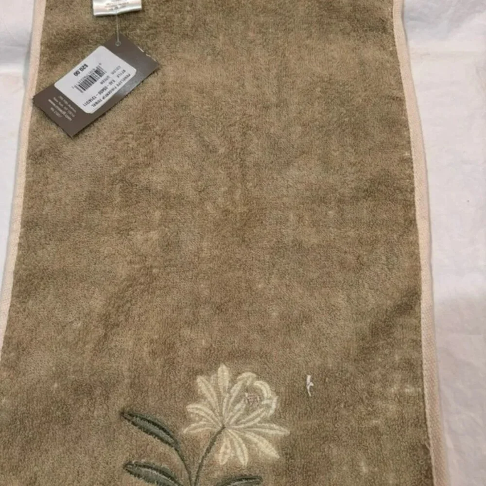 Croscill Green Fingertip Towel 100% Cotton Floral Embroidery NWT